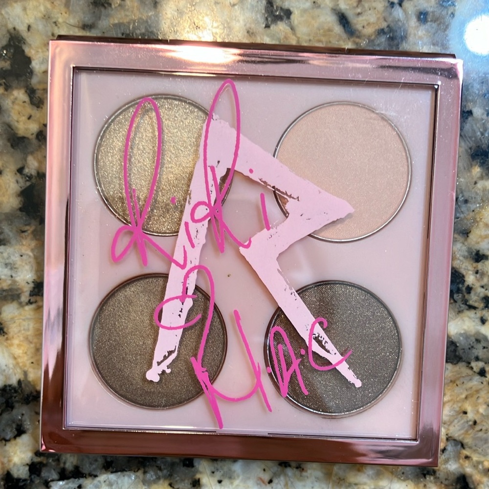 RiRi loves Mac eyeshadow palette - her cocoa